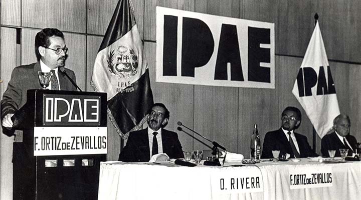 FOZ participó en el CADE del año 1988 realizado en la sede de IPAE.
