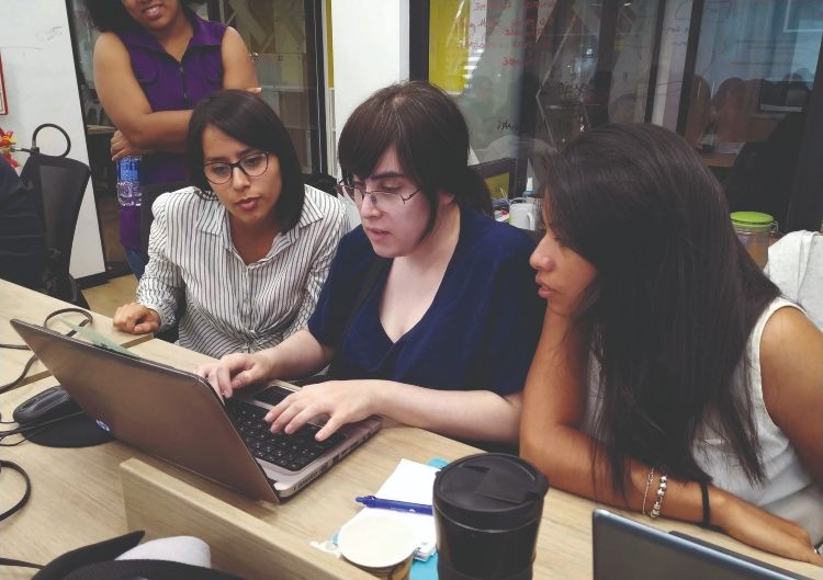 La primera de la izquierda es la historiadora del arte Melissa Tamani en la primera ´editatón´ de Mujeres peruanas y tecnología, 2019