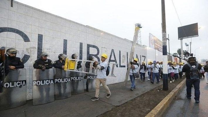Seguidores del Aposento Alto llegaron al estadio de Alianza Lima con escaleras y pinturas para tomar el lugar