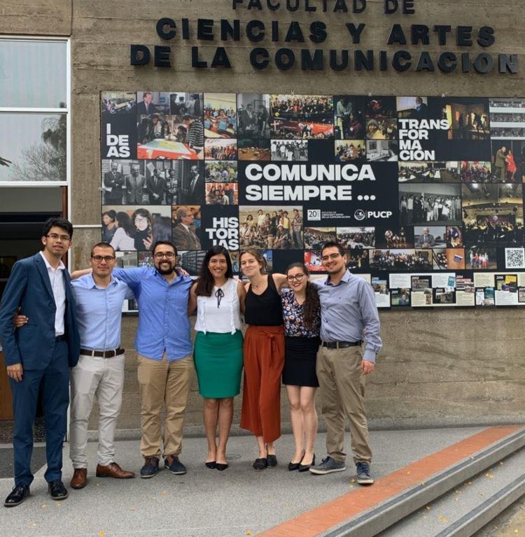 De izquiera a derecha: César Cavero, Santiago Henostroza, Javier Prado, Lucía Lozano, Francesca Raffo, Ana Mariño y Nicolás Altamirano 